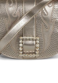 Bolso de mano dorado metálico con un patrón perforado, una correa suave y un cierre cuadrado adornado con strass transparentes.