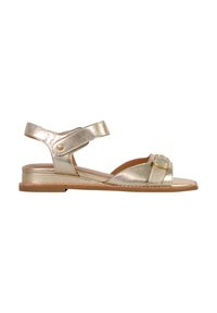 Guldmetallic sandale med åbent tådesign, ankelrem og flad sål. Har en spændeaccent og glat tekstur.