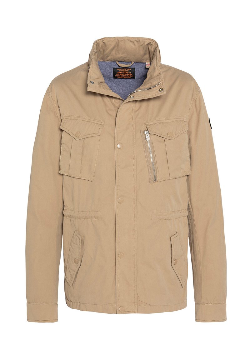Giacca khaki con colletto rialzato, numerose tasche frontali e una tasca sul petto con zip. Presenta un'apertura con bottoni e un tessuto testurizzato.