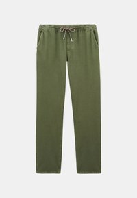 Pantalons en vert olive avec taille élastique et cordon de serrage, deux poches latérales et une coupe droite. Texture lisse, sans motifs ni accents visibles.