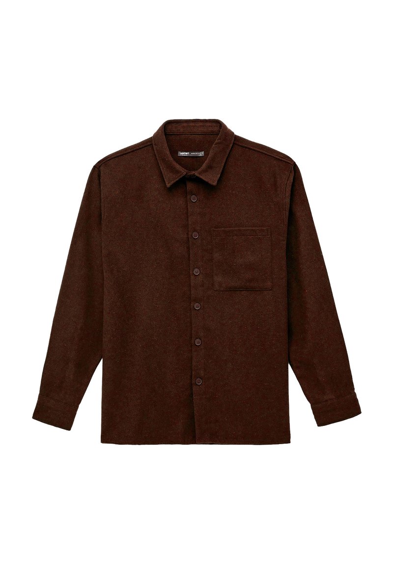 Camisa de botones marrón hecha de tela texturizada, con cuello, mangas largas, un bolsillo frontal y un diseño de corte clásico.