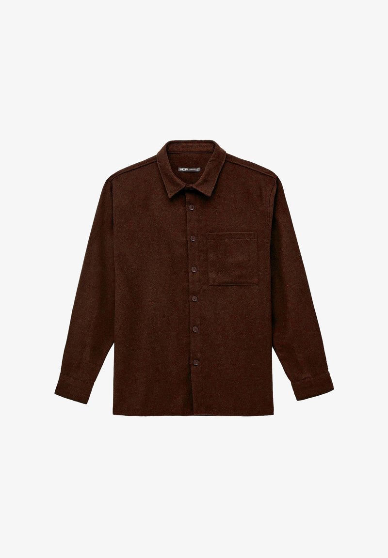 Camisa de botones marrón hecha de tela texturizada, con cuello, mangas largas, un bolsillo frontal y un diseño de corte clásico.