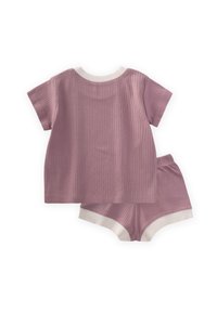 Conjunto de camisa de manga corta acolchada y pantalones cortos en tono malva con textura acanalada, que presenta un cuello blanco y una cinturilla en contraste.