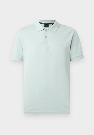 Polo azzurro chiaro in cotone. Presenta un colletto classico, una patta con tre bottoni, maniche corte e un logo del marchio discreto sul petto.
