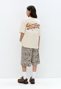 PULL&BEAR - STWD BISCUIT GRAPHIC - T-shirt imprimé - sand Image miniature 1