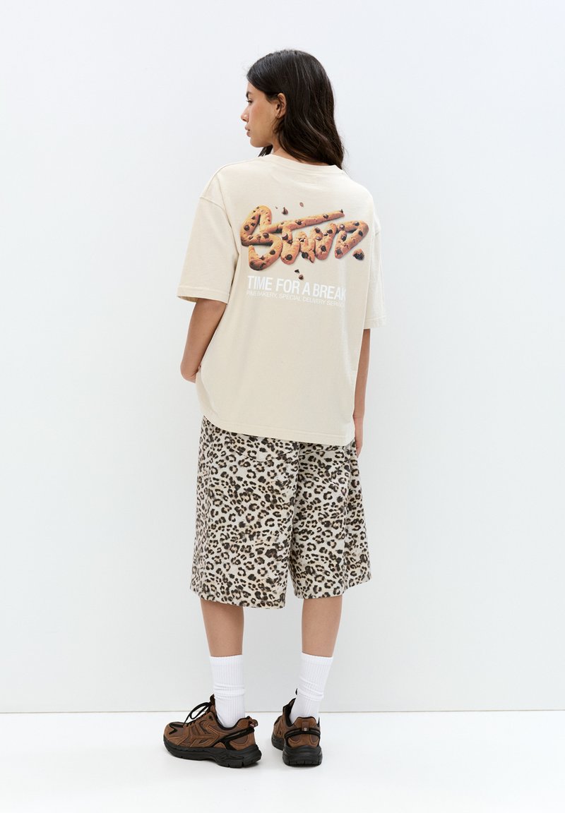 PULL&BEAR - STWD BISCUIT GRAPHIC - T-shirt imprimé - sand, Agrandir