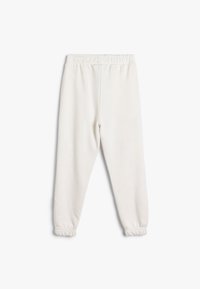 Pantalones de chándal blancos de algodón con una cintura elástica y puños ajustados, que presentan una textura suave y un ajuste relajado.