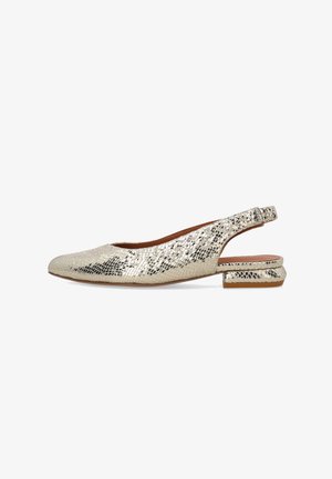 Goudkleurige slingback platte schoen met lage blokhak en getextureerd slangenhuidpatroon op een witte achtergrond.