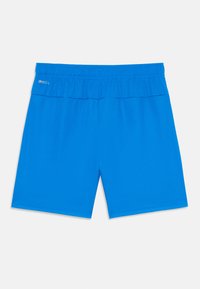 Calções atléticos azuis feitos de tecido liso que afasta a humidade. Possuem cintura elástica e costuras mínimas. Sem bolsos.