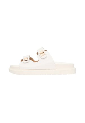 Infradito bianchi a slip-on con doppie cinghie regolabili, fibbie dorate, suola spessa e testurizzata e design open toe.