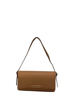 Borsa a tracolla rettangolare in pelle marrone con una singola cinghia e una piccola targhetta in metallo dorato con logo sul davanti.