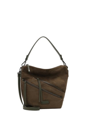 Borsa a tracolla in camoscio marrone con due tasche diagonali con zip e tracolla regolabile in pelle verde su sfondo bianco.