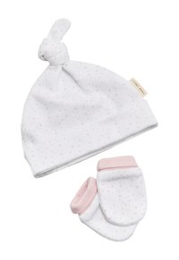 Gorro blanco para bebé con puntos rosa claro y un lazo en la parte superior, acompañado de manoplas blancas a juego con puños rosas y puntos.