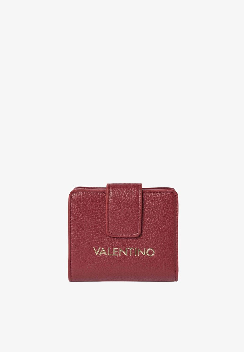 Portefeuille compact en cuir rouge texturé avec fermeture à rabat et "VALENTINO" embossé en lettres dorées sur le devant.