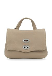 Borsa a mano in pelle beige con superficie texture, chiusura a coperchio con hardware in argento e manico corto. Bordo arrotondato e borchie sui lati.