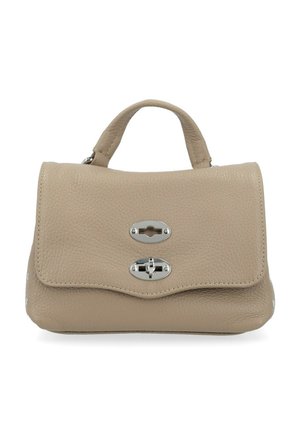 Borsa a mano in pelle beige con superficie texture, chiusura a coperchio con hardware in argento e manico corto. Bordo arrotondato e borchie sui lati.