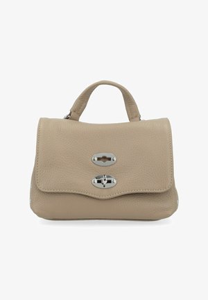 Borsa a mano in pelle beige con superficie texture, chiusura a coperchio con hardware in argento e manico corto. Bordo arrotondato e borchie sui lati.