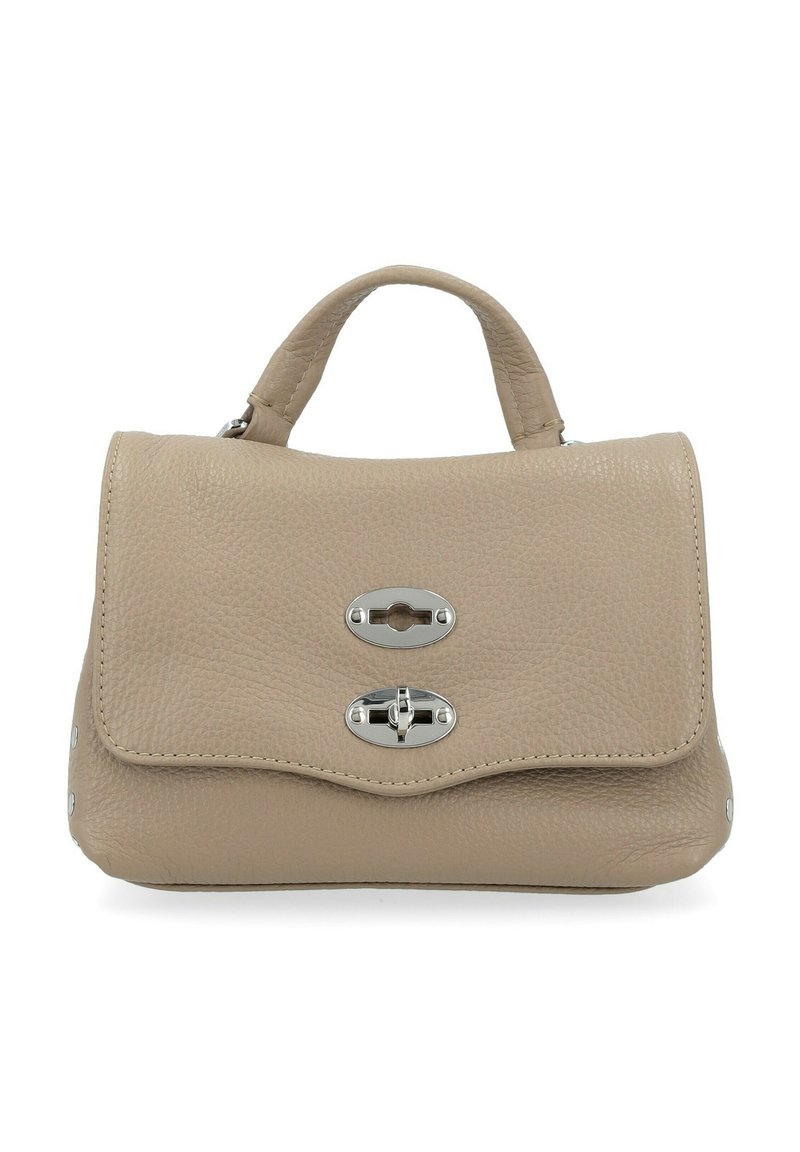 Borsa a mano in pelle beige con superficie texture, chiusura a coperchio con hardware in argento e manico corto. Bordo arrotondato e borchie sui lati.