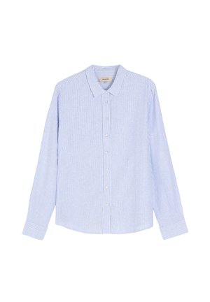 Jasnoniebieska koszula z długim rękawem, z subtelnymi pionowymi paskami, kołnierzem i guzikami z przodu; wykonana z gładkiego materiału.