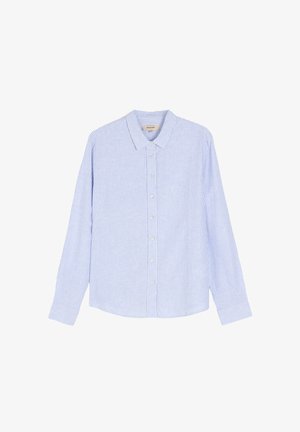 Jasnoniebieska koszula z długim rękawem, z subtelnymi pionowymi paskami, kołnierzem i guzikami z przodu; wykonana z gładkiego materiału.
