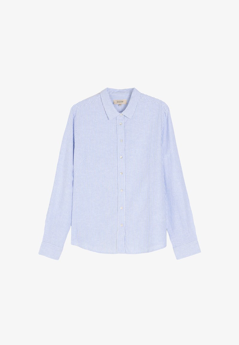 Jasnoniebieska koszula z długim rękawem, z subtelnymi pionowymi paskami, kołnierzem i guzikami z przodu; wykonana z gładkiego materiału.