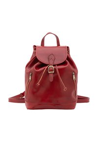 Sac à dos en cuir rouge avec un cordon de serrage, deux poches zippées à l'avant et une poignée supérieure. Texture lisse et forme structurée.
