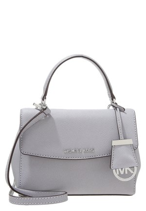 Lichtgrijze Michael Kors handtas met bovenhandvat, afneembare schouderriem en zilveren logobeslag op de voorflap en label.