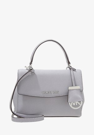 Lichtgrijze Michael Kors handtas met bovenhandvat, afneembare schouderriem en zilveren logobeslag op de voorflap en label.