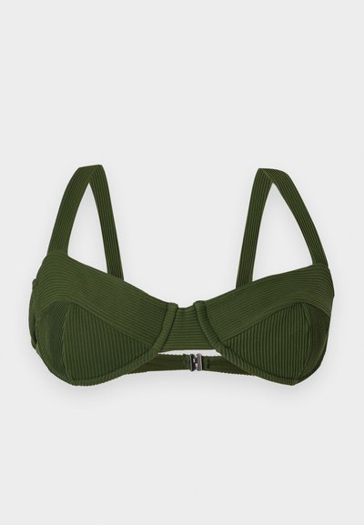 Haut de bikini côtelé vert olive avec bonnets structurés, larges bretelles et fermeture à clip à l'avant.
