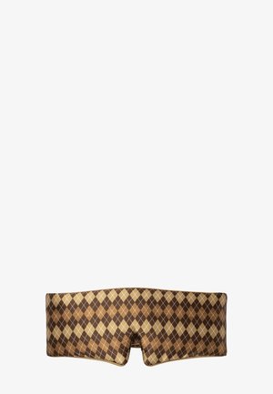 Tela de patrón argyle marrón y beige para cuello o diadema con una pequeña muesca en el centro sobre un fondo blanco.