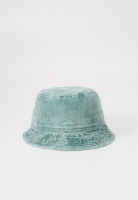 Mintgrøn fløjl bucket hat med en blød tekstur, rund krone og bred, let skrånende skygge. Syninger rundt basen.