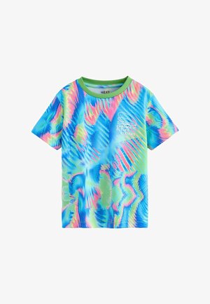 Polo cu mânecă scurtă, cu un model abstract vibrant în culori albastre, verzi și roz, cu un guler rotund și textul "Sisteme Future Cromatice".