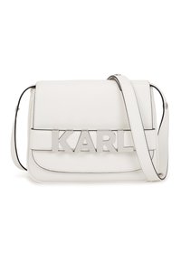 Biała skórzana torba na ramię z metalowymi literami "KARL" w kolorze srebrnym na przedniej klapie oraz regulowanym paskiem.
