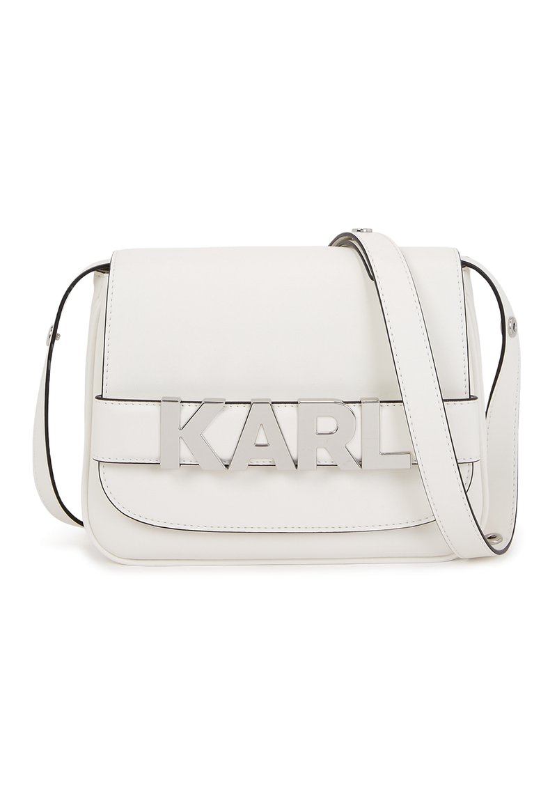 Biała skórzana torba na ramię z metalowymi literami "KARL" w kolorze srebrnym na przedniej klapie oraz regulowanym paskiem.