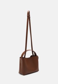 Borsa a mano in pelle marrone con una superficie liscia, dotata di una lunga tracolla e manici corti, progettata in forma rettangolare con dettagli minimi.
