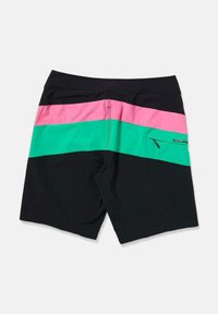 Bañador negro con rayas horizontales en rosa, verde y negro. Incluye un bolsillo trasero con cremallera. Fabricado con material elástico y ligero.