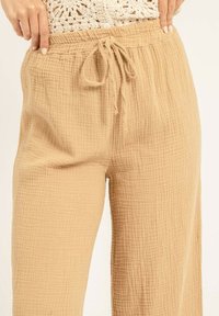 Dona x Lisa EBERTINE - Pantalon classique - beige