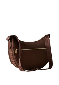 Bolso bandolera de cuero marrón texturizado con cremallera dorada y una correa ancha de tela con letras en relieve. Forma curva, diseño minimalista.