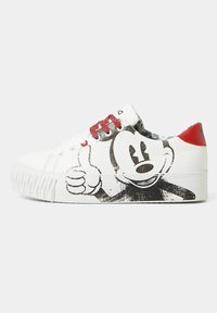 Weiße Sneaker mit Comic-Stil Mickey-Mouse-Grafik, roten Schnürsenkeln und profilierter Gummisohle. Rückseite mit rotem Akzent nahe der Ferse.