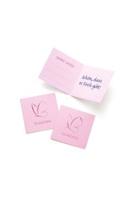 Tarjetas de felicitación rosas con diseño de mariposa y texto "GLANZVOLL". Una tarjeta se abre para revelar un mensaje en estilo manuscrito y espacio para notas personales.