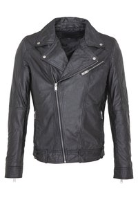 Chaqueta de motocicleta de cuero negro con cuello de solapa, cremalleras plateadas, parte delantera asimétrica y bolsillos con cremallera. Superficie texturizada con costuras.