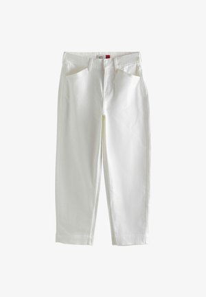 Baltas džinsa bikses ar taisnu griezumu, priekšējām kabatām un rāvējslēdzēja aizdari. Gluda tekstūra ar dubulto šuvi gar šuvēm.