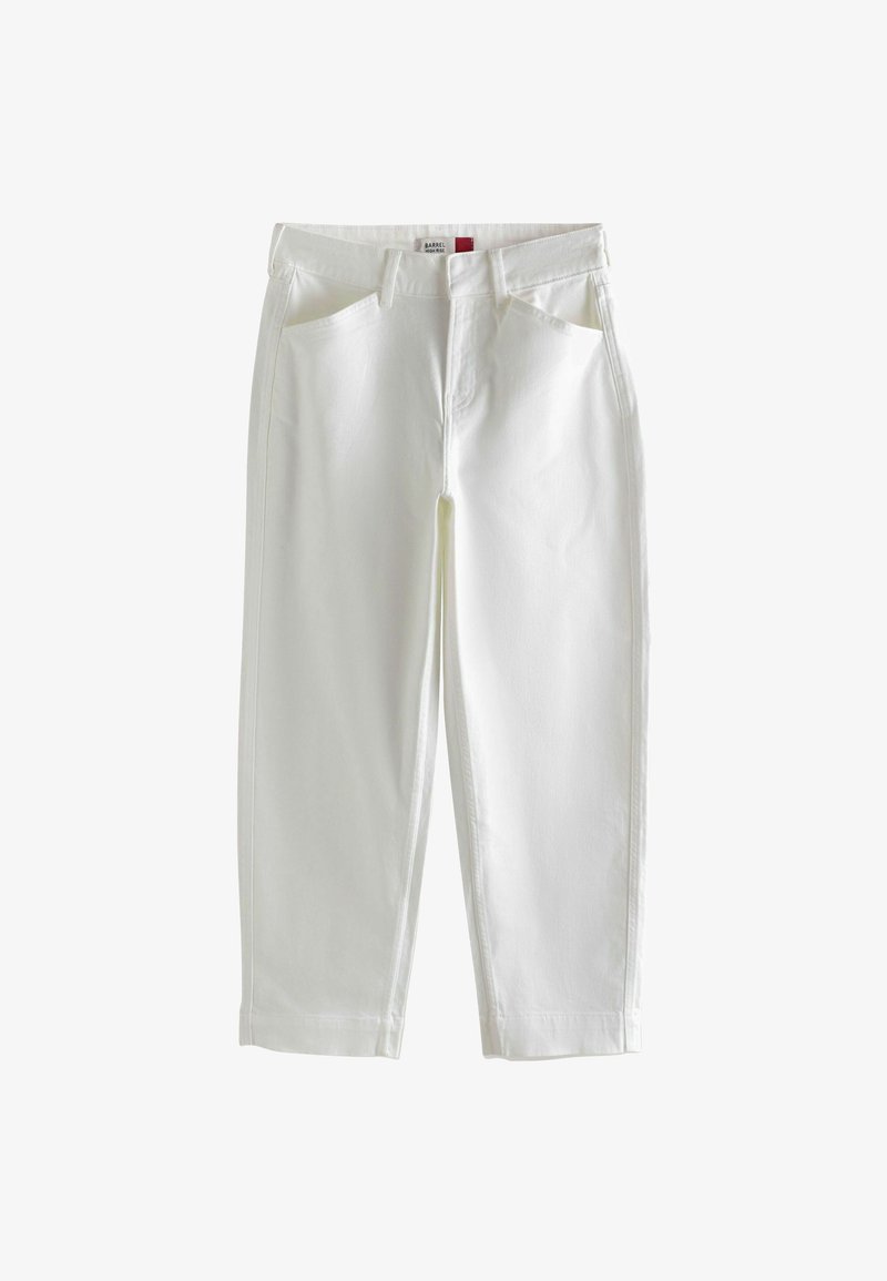 Białe dżinsowe spodnie o prostym kroju, z przednimi kieszeniami i zamkiem błyskawicznym. Gładka tekstura z podwójnym przeszyciem wzdłuż szwów.