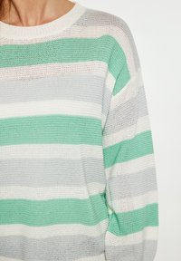 Maglione a righe caratterizzato da bande orizzontali verde chiaro, bianco e grigio, con una trama a maglia larga e un ampio collo a giro.