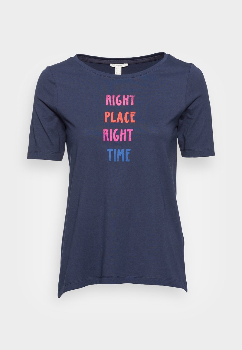 Mörkblå t-shirt med kort ärm i mjuk bomull som har färgglad text: "RÄTT PLATS RÄTT TID" i rosa, orange och blå.