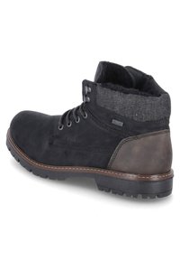 Bottine en cuir noir avec des accents en textile gris, dotée d'un col rembourré, d'une semelle marron et d'œillets en métal pour les lacets, offrant un design robuste.
