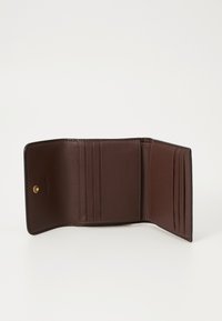 Rudas odinės piniginės, pasižyminčios lygi texture, su keliais kortelių skyreliais ir spaudžiamu uždarymu. Vidinė dizainas yra minimalus ir funkcinis.