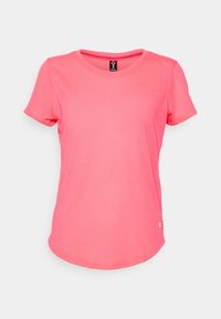 Camiseta atlética de manga corta en color rosa con un diseño texturizado, escote redondo y un logotipo en el dobladillo inferior derecho.