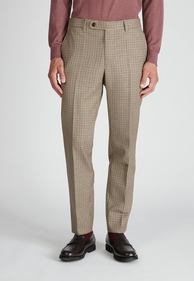 Geruite broeken in bruin en beige stof met een tailored fit, voorzien van zijzakken, een taille met riemlussen, en gecombineerd met donkere loafers.