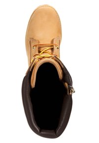 Botte de travail en cuir brun avec une empeigne en daim beige, des lacets jaunes et un col rembourré marron. Elle présente une tige lisse et des coutures renforcées.